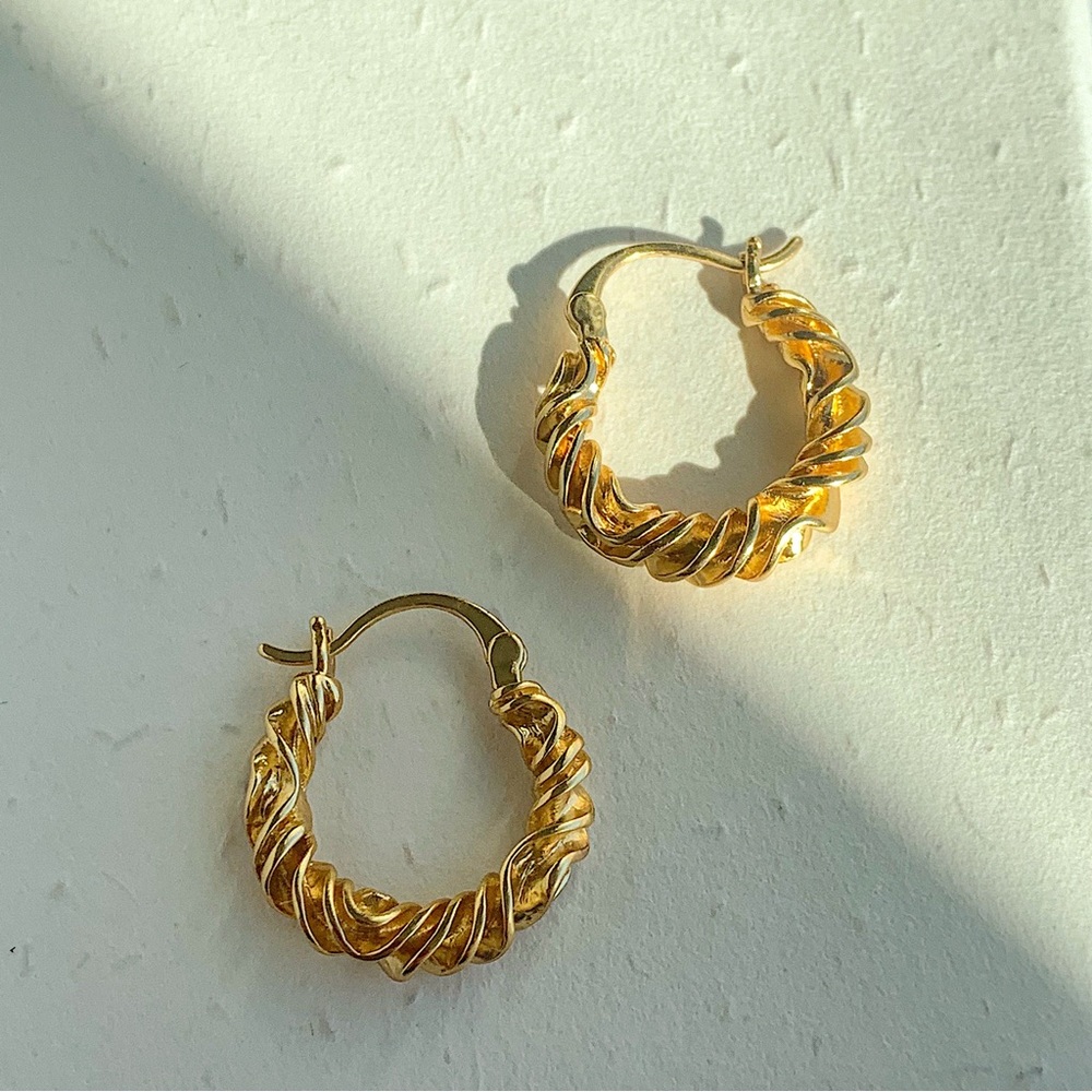 gold hoop earrings cartilage hoop earrings mini hoop earrings textured earrings - Picture 4 of 10